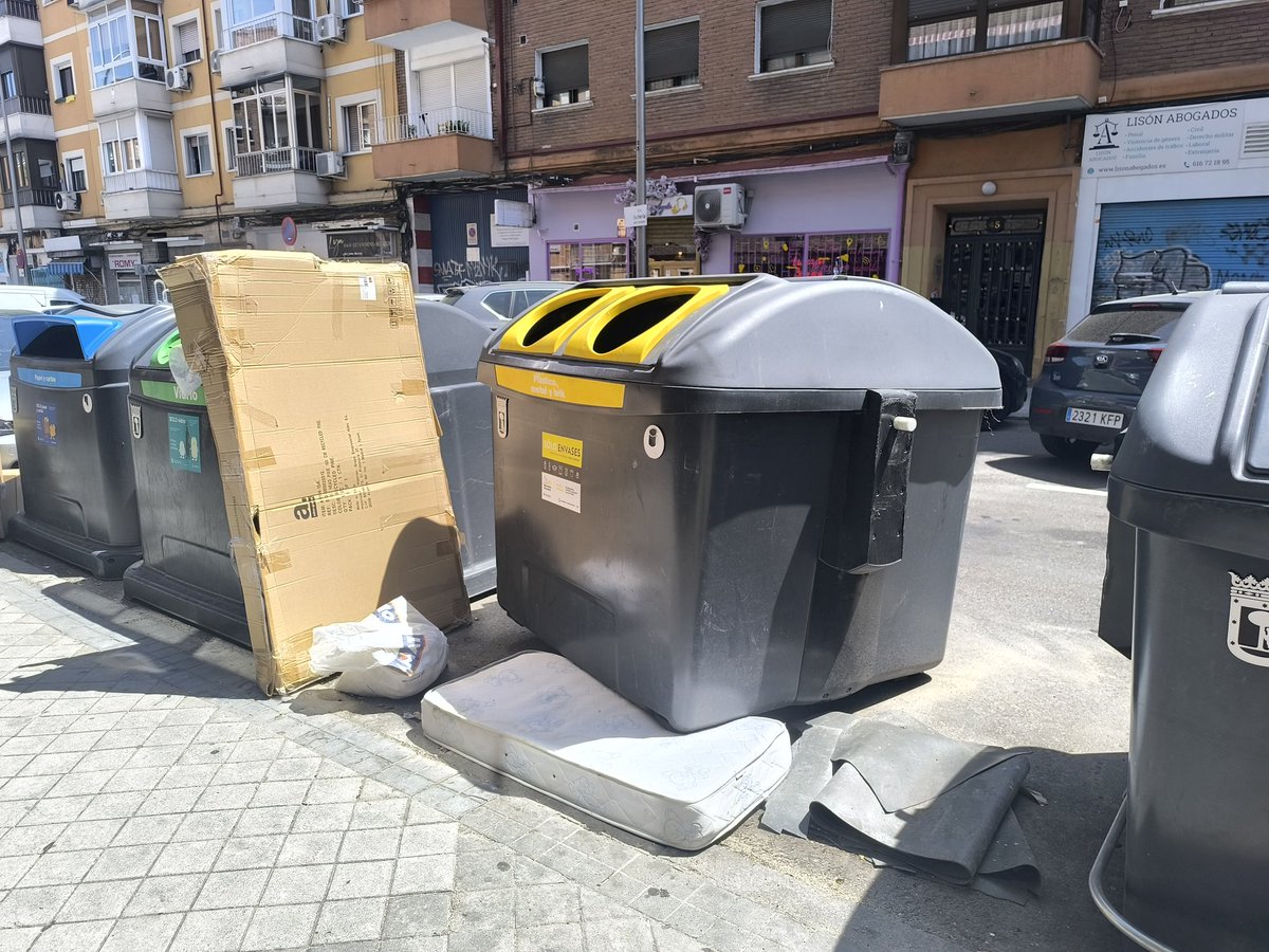 Alicas78's tweet photo. @Lineamadrid Cubos de basura en la calle Alondra a la altura del número 52.Los sacos llevan ahí más de dos semanas,y como el resto,pues como siempre,vacían los cubos pero el resto ahí se queda,llegando a poner los cubos encima de la basura o enseres que haya. https://t.co/rn6AwYETXF