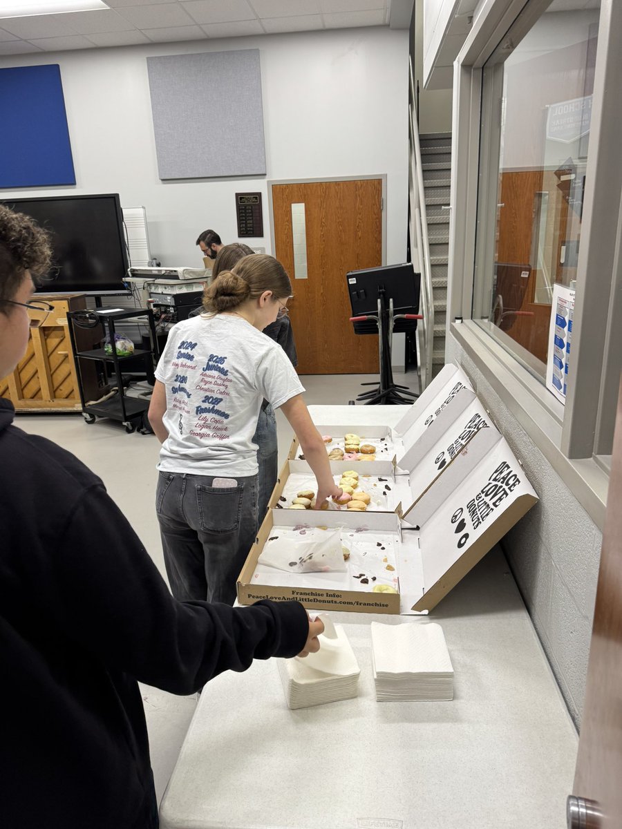 The Lake high school band is about to get an outstanding group of talented 8th graders this season! 🎵 Today during 8th grade band, our high school leaders joined their rehearsal to get to know their squads, make music, and share everything they have to look forward to!