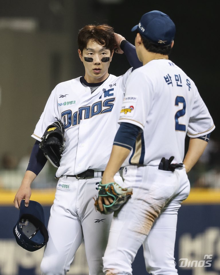 아니 박건우 염색 구란줄…. 이거로보니까 조낸잘보이네