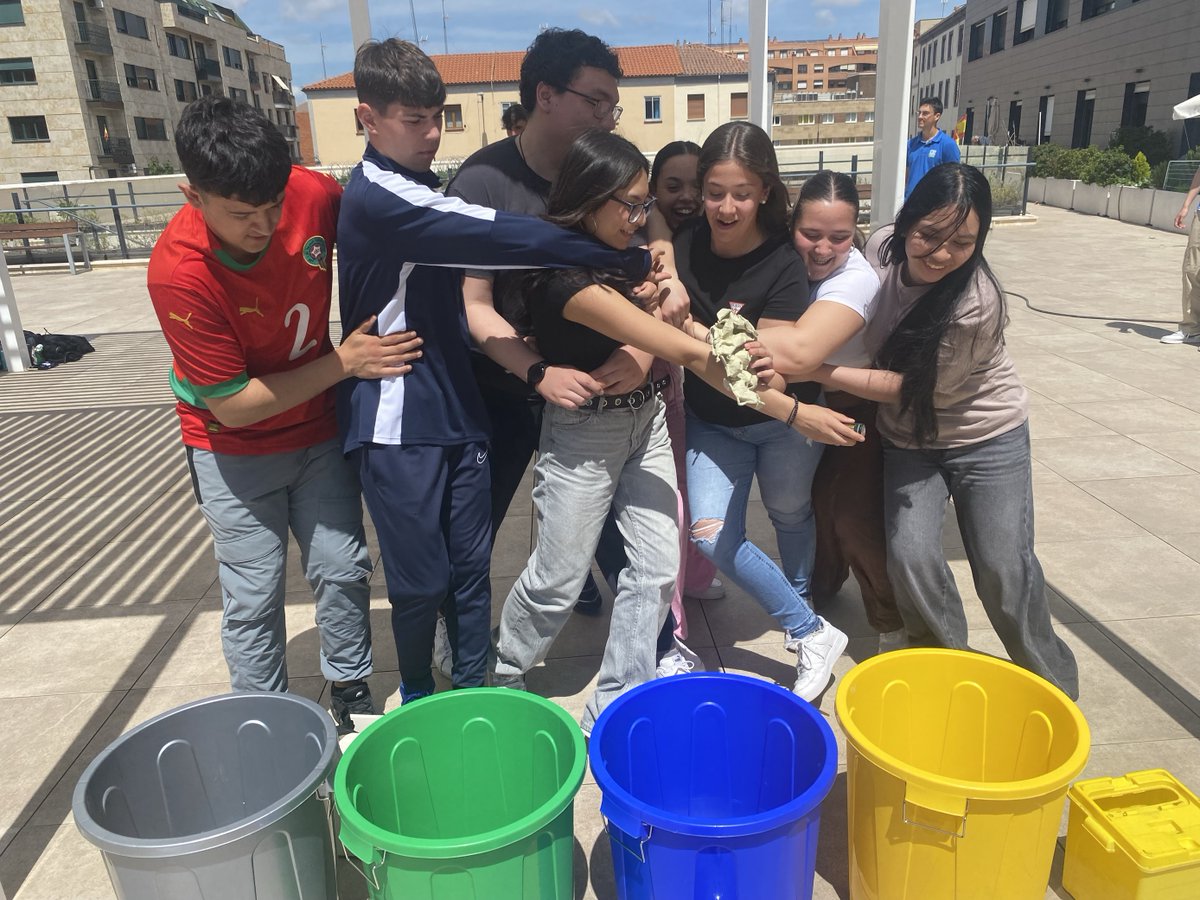 QuercusIeso's tweet photo. Así de bien lo han pasado nuestros alumnos de 4º visitando la sala de tortugas y recibiendo una charla de micro prácticos.  🐢📷#físicayquímica #biología #iesoquercus #excursión #aprendiendo #facultadciencias

@educacyl https://t.co/CNGOsA3MtS