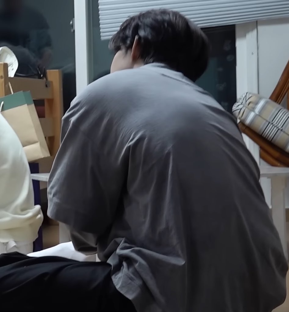 sounds_of_cheol's tweet photo. seungcheol is so broad... https://t.co/5r7cvGmHAT