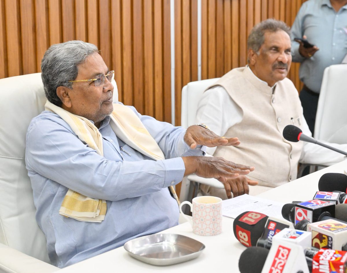 CMofKarnataka's tweet photo. ಮುಖ್ಯಮಂತ್ರಿ @siddaramaiah ಅವರು ಬೆಂಗಳೂರು ನಗರದಲ್ಲಿ ಮಳೆ ಹಾನಿ ಪ್ರದೇಶಗಳಿಗೆ ಭೇಟಿ ನೀಡಿದ ಬಳಿಕ ಸುದ್ದಿಗೋಷ್ಠಿಯನ್ನು ಉದ್ದೇಶಿಸಿ ಮಾತನಾಡಿದರು:
•ಬೆಂಗಳೂರು ನಗರದಲ್ಲಿ ಮಳೆಯಿಂದ ಹಾನಿಗೀಡಾದ ಪ್ರದೇಶಗಳಿಗೆ ಇಂದು ಉಪಮುಖ್ಯಮಂತ್ರಿ ಡಿ.ಕೆ.ಶಿವಕುಮಾರ್, ಕೆ.ಜೆ.ಜಾರ್ಜ್, ಭೈರತಿ ಸುರೇಶ್ ಹಾಗೂ ಇತರ ಜನಪ್ರತಿನಿಧಿಗಳೊಂದಿಗೆ ಹಾಗೂ ಎಲ್ಲಾ ಹಿರಿಯ ಅಧಿಕಾರಿಗಳೊಂದಿಗೆ ಭೇಟಿ ನೀಡಿ ಪರಿಶೀಲನೆ ನಡೆಸಿದ್ದೇನೆ.
•ಮಾನ್ಯತಾ ಟೆಕ್ಪಾರ್ಕ್ ಬಳಿ ರಾಜಕಾಲುವೆ ಪರಿಶೀಲನೆ ನಡೆಸಿದ್ದು ಅಲ್ಲಿ ರಾಜಕಾಲುವೆ ಒತ್ತುವರಿ ಗಮನಿಸಲಾಗಿದೆ. ಒತ್ತುವರಿಯನ್ನು ಕೂಡಲೇ ತೆರವುಗೊಳಿಸಲು ಸೂಚನೆ ನೀಡಿದ್ದೇನೆ. ಮಾನ್ಯತಾ ಟೆಕ್ಪಾರ್ಕ್ ಸಿಇಒ ಅವರು ಸ್ವಂತ ರಸ್ತೆಯಲ್ಲಿ 90ದಿನಗಳಲ್ಲಿ ಚರಂಡಿ ನಿರ್ಮಿಸಿ ನೀರು ಸರಾಗವಾಗಿ ಹರಿಯಲು ಕ್ರಮ ಕೈಗೊಳ್ಳುವುದಾಗಿ ಹೇಳಿದ್ದಾರೆ.
•ಹೆಚ್ಬಿಆರ್ ಬಡಾವಣೆಯ ಐದನೇ ಹಂತದ ರಾಜಕಾಲುವೆ ಸಮಸ್ಯೆಯಿದ್ದು, ಅಲ್ಲಿನ ಮನೆಗಳಿಗೆ ನೀರು ನುಗ್ಗಿದೆ. ರಾಜಕಾಲುವೆಗೆ ಅಲ್ಲಿ ತಡೆಗೋಡೆ ನಿರ್ಮಾಣವಾಗುತ್ತಿದೆ. ಈ ಕಾಮಗಾರಿ ಶೀಘ್ರ ಪೂರ್ಣಗೊಳಿಸಲು ಸೂಚನೆ ನೀಡಿದ್ದೇನೆ. ಚರಂಡಿಗೆ ಕಸ ಹಾಕುವವರ ವಿರುದ್ಧ ಕಠಿಣ ಕ್ರಮ ಕೈಗೊಳ್ಳಲು ಸೂಚಿಸಿದ್ದೇನೆ.
•ಸಾಯಿ ಲೇಔಟ್ಗೆ ಭೇಟಿ ನೀಡಿದ್ದು, ಅದು ರಾಜಕಾಲುವೆಗಿಂತ ತಗ್ಗು ಪ್ರದೇಶದಲ್ಲಿದೆ. ರೈಲ್ವೆ ಸೇತುವೆ ಬಳಿ ವೆಂಟ್ ಕಿರಿದಾಗಿದ್ದು, ಅದನ್ನು ಅಗಲಗೊಳಿಸಿದರೆ ಮಾತ್ರ ಸಮಸ್ಯೆ ಪರಿಹಾರ ಸಾಧ್ಯ. ಅನೇಕ ವರ್ಷದಿಂದ ಈ ಸಮಸ್ಯೆಯಿದೆ. ವೆಂಟ್ಗಳ ನಿರ್ಮಾಣ ಮತ್ತು ಅಗಲಗೊಳಿಸಲು ಈಗಾಗಲೇ ಅನುದಾನ ಒದಗಿಸಲಾಗಿದ್ದು, ಕಾಮಗಾರಿ ಆದಷ್ಟು ಬೇಗನೆ ಪೂರ್ಣಗೊಳಿಸಲು ಸೂಚನೆ ನೀಡಿದ್ದೇನೆ. ಬಿಬಿಎಂಪಿ ಇದಕ್ಕಾಗಿ ಒಟ್ಟು ₹13 ಕೋಟಿ ಬಿಡುಗಡೆಗೆ ಸೂಚನೆ ನೀಡಿದ್ದೇನೆ. ಈಗಾಗಲೇ ₹6 ಕೋಟಿ ವೆಚ್ಚದ ಕಾಮಗಾರಿ ಪೂರ್ಣಗೊಂಡಿದ್ದು, ₹3 ಕೋಟಿ ಪಾವತಿಸಲಾಗಿದೆ.
•ಮಹಾದೇವಪುರದ ಪಣತ್ತೂರು ಗಾರ್ಡನ್ನಲ್ಲಿ ನೀರು ಸರಾಗವಾಗಿ ಹರಿದು ಹೋಗದೆ ಪ್ರತಿ ವರ್ಷ ಸಮಸ್ಯೆ ಆಗುತ್ತಿದೆ. ರೈಲ್ವೇ ಲೈನ್ ಕೆಳಗಡೆ ಅಗಲ ಬಹಳ ಕಡಿಮೆಯಿದೆ. ಇದನ್ನು ವಿಸ್ತರಿಸಲು ಹಾಗೂ ರಸ್ತೆ ಅಗಲೀಕರಣ ಕಾರ್ಯ ಈಗಾಗಲೇ ನಡೆಯುತ್ತಿದ್ದು, ಶೇ.20ರಷ್ಟು ಕಾಮಗಾರಿ ಬಾಕಿಯಿದೆ. ಇಲ್ಲಿ ಟ್ರೆಂಚ್ಲೆಸ್ ತಾಂತ್ರಿಕತೆ ಬಳಸಿ ಕೆಲಸ ಮಾಡುತ್ತಿದ್ದು, 45ದಿನಗಳ ಒಳಗಾಗಿ ಉಳಿದಿರುವ ಎಲ್ಲಾ ಕಾಮಗಾರಿ ಮುಗಿಸಲು ಸೂಚನೆ ನೀಡಿದ್ದೇನೆ.
•ಸಿಲ್ಕ್ ಬೋರ್ಡ್ ಜಂಕ್ಷನ್ನಲ್ಲಿ ನಾಲ್ಕು ಕಡೆಗಳಿಂದ ನೀರು ಬರುತ್ತಿದ್ದು, ಅಲ್ಲಿಂದ ಎಲ್ಲಾ ನೀರು ಹೆಚ್ಎಸ್ಆರ್ ಲೇಔಟ್ ಕಡೆ ಹರಿದು ಬರುತ್ತದೆ. ಮೆಟ್ರೋ, ಬಿಬಿಎಂಪಿ ಮತ್ತು ರಾಷ್ಟ್ರೀಯ ಹೆದ್ದಾರಿ ಸಮನ್ವಯದಿಂದ ಈ ಸಮಸ್ಯೆಯನ್ನು ಬಗೆಹರಿಸಬೇಕಾಗಿದೆ. ಈ ಮೂರು ವಿಭಾಗಗಳು ಈ ಕುರಿತು ಯೋಜನೆ ರೂಪಿಸಲು ಸೂಚನೆ ನೀಡಿದ್ದೇನೆ.
•ಗುರಪ್ಪನಪಾಳ್ಯದಲ್ಲಿ ತಡೆಗೋಡೆ ಕುಸಿದು ಬಿದ್ದು, ಮನೆಗಳಿಗೆ ನೀರು ನುಗ್ಗಿದೆ. ಮನೆಗಳಿಗೆ ನೀರು ನುಗ್ಗಿ ಹಾನಿ ಸಂಭವಿಸಿರುವ ಎಲ್ಲಾ ಸಂತ್ರಸ್ತರಿಗೆ ತಕ್ಷಣ ಪರಿಹಾರ ಒದಗಿಸಲಾಗುವುದು. ಹಾನಿ ಕುರಿತು ಕೂಡಲೇ ಸಮೀಕ್ಷೆ ನಡೆಸಿ ಪರಿಹಾರ ಒದಗಿಸಲು ಸೂಚನೆ ನೀಡಿದ್ದೇನೆ.
•ತಗ್ಗು ಪ್ರದೇಶಗಳಲ್ಲಿ ಬೇಸ್ಮೆಂಟ್ಗಳಲ್ಲಿ ನಿರ್ಮಾಣಕ್ಕೆ ಇನ್ನು ಮುಂದೆ ಅನುಮತಿ ನೀಡದಂತೆ ಸಂಬಂಧಿತ ಪ್ರಾಧಿಕಾರಗಳಿಗೆ ಸೂಚನೆ ನೀಡಿದ್ದೇನೆ. 166 ಸೂಕ್ಷ್ಮ ಮತ್ತು ಅತಿ ಸೂಕ್ಷ್ಮ ತಗ್ಗು ಪ್ರದೇಶಗಳೆಂದು ಗುರುತಿಸಿ ಮುಂಜಾಗರೂಕತಾ ಕ್ರಮ ಕೈಗೊಳ್ಳಲಾಗಿದೆ.
•ಬೆಂಗಳೂರಿನಲ್ಲಿ 2022ರಲ್ಲಿ 299 ಮಿಮೀ ಮಳೆಯಾಗಿತ್ತು. 10 ವರ್ಷಗಳಲ್ಲಿ ಇದು ಎರಡನೇ ಬಾರಿ ಹೆಚ್ಚಿನ ಮಳೆಯಾಗಿದೆ. ಮೇ. 19 ರಂದು ಮಧ್ಯರಾತ್ರಿ 132 ಮಿಮೀ ಮಳೆ ದಾಖಲಾಗಿದೆ.
•ರಾಜಕಾಲುವೆ ಸುಮಾರು 860 ಕಿಮೀ ಇದೆ. 491 ಕಿಮೀ ರಾಜಕಾಲುವೆಯಲ್ಲಿ ಲೈನಿಂಗ್ ಕೆಲಸ ಮುಗಿದಿದೆ. 125 ಕಿಮೀ ರಾಜಕಾಲುವೆ ಕಾಮಗಾರಿ ನಡೆಯುತ್ತಿದ್ದು, ಮೂರು ತಿಂಗಳ ಒಳಗಾಗಿ ಪೂರ್ಣಗೊಳಿಸಲಾಗುವುದು. ಇನ್ನುಳಿದ 173 ಕಿಮೀ ರಾಜಕಾಲುವೆ ಅಭಿವೃದ್ಧಿಗೆ ವಿಶ್ವ ಬ್ಯಾಂಕ್ ನಿಂದ 2 ಸಾವಿರ ಕೋಟಿ ರೂ. ಸಾಲ ಪಡೆದು ಕಾಮಗಾರಿಗೆ ಕೈಗೊಂಡಿದ್ದೇವೆ. ಇದರ ಟೆಂಡರ್ ಮುಗಿದಿದ್ದು, ಮೂರು ವರ್ಷಗಳ ಒಳಗಾಗಿ ಕಾಮಗಾರಿ ಪೂರ್ಣಗೊಳಿಸಲು ತಿಳಿಸಿದ್ದೇನೆ.
•ಒತ್ತುವರಿ ಮಾಡಿರುವವರು ಎಷ್ಟೇ ಪ್ರಭಾವಿಗಳಾಗಿದ್ದರೂ, ಮುಲಾಜಿಲ್ಲದೆ ತೆರವುಗೊಳಿಸಲು ಸ್ಪಷ್ಟ ಸೂಚನೆ ನೀಡಿದ್ದೇನೆ.
•ಬೆಂಗಳೂರಿನಲ್ಲಿ ನೆರೆ ನೀರು ಸಮಸ್ಯೆಗೆ ಶಾಶ್ವತ ಪರಿಹಾರ ಕಂಡು ಕೊಳ್ಳುವ ನಿಟ್ಟಿನಲ್ಲಿ ರಾಜಕಾಲುವೆ ಅಭಿವೃದ್ದಿಯಂತಹ ಮೂಲಸೌಕರ್ಯ ಅಭಿವೃದ್ಧಿಗೆ ನಮ್ಮ ಸರ್ಕಾರ ಯೋಜನೆಗಳನ್ನು ರೂಪಿಸಿ ಕಾಮಗಾರಿಗಳನ್ನು ಕೈಗೊಂಡಿದೆ.