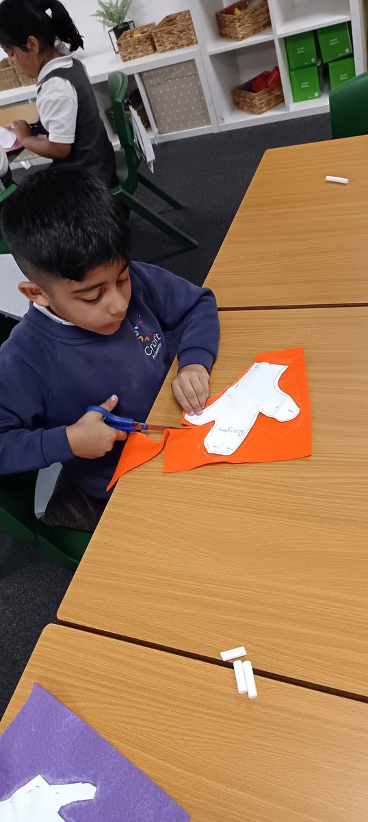 CroftAcademy's tweet photo. Year 1 cutting out their hand puppets today in DT. Well done ☺️    @ElliotSchools https://t.co/LIoJKsPneJ