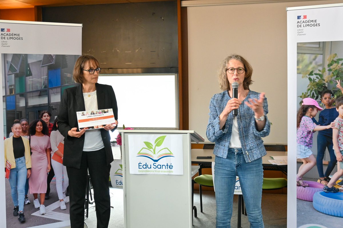 aclimoges's tweet photo. La rectrice Baglin-Le Goff remet 13 nouveaux labels Édusanté, portant ainsi à 61 le nombre d'écoles et établissements labellisés dans l'@aclimoges.
👏 Bravo aux équipes et aux élèves pour leur engagement quotidien en faveur de la promotion de la santé et du bien-être à l'école. https://t.co/j6VvFgo7Ht