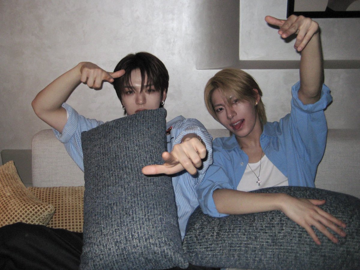nouera_official's tweet photo. 📂_

디ㅋΓんı己l즈…📸

#NouerA #누에라
#HYUNJUN #현준 
#YUSEOP #유섭
#NouerA_Zip https://t.co/KjD8QyPuVL