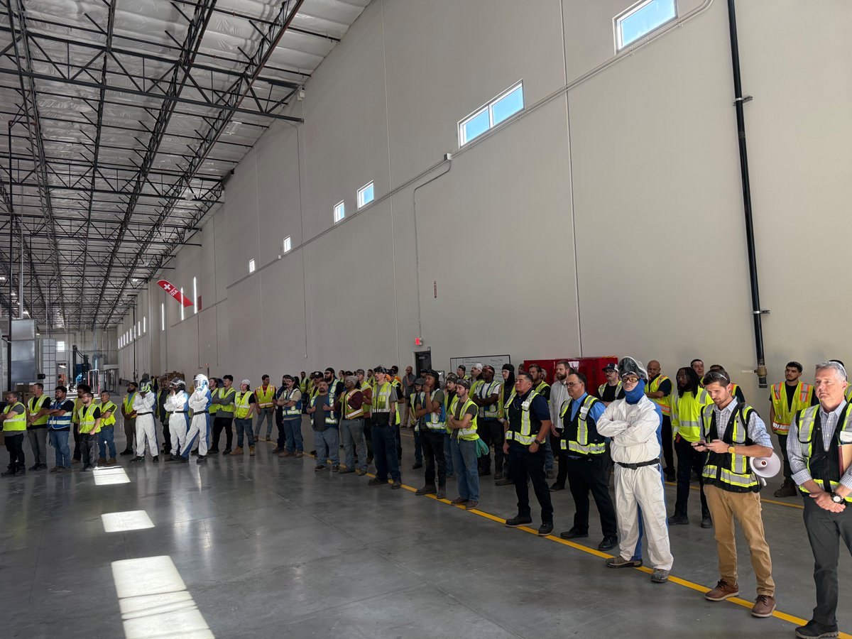 TimRyan's tweet image. Great to be at the @fluenceenergy ribbon-cutting in Goodyear, Arizona earlier this week with @USCleanPower. Industrial-scale battery storage like this is powering our clean energy future - and creating up to 600 good-paying jobs along the way. #AllOfTheAbove