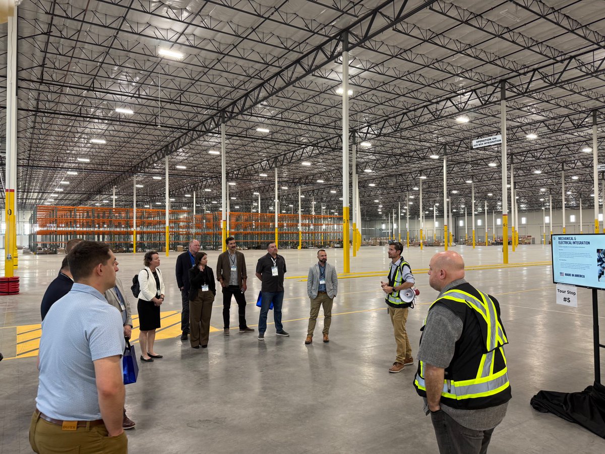 TimRyan's tweet image. Great to be at the @fluenceenergy ribbon-cutting in Goodyear, Arizona earlier this week with @USCleanPower. Industrial-scale battery storage like this is powering our clean energy future - and creating up to 600 good-paying jobs along the way. #AllOfTheAbove