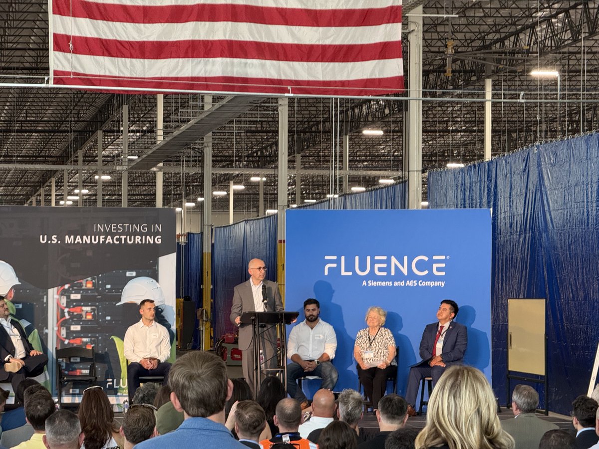 TimRyan's tweet image. Great to be at the @fluenceenergy ribbon-cutting in Goodyear, Arizona earlier this week with @USCleanPower. Industrial-scale battery storage like this is powering our clean energy future - and creating up to 600 good-paying jobs along the way. #AllOfTheAbove