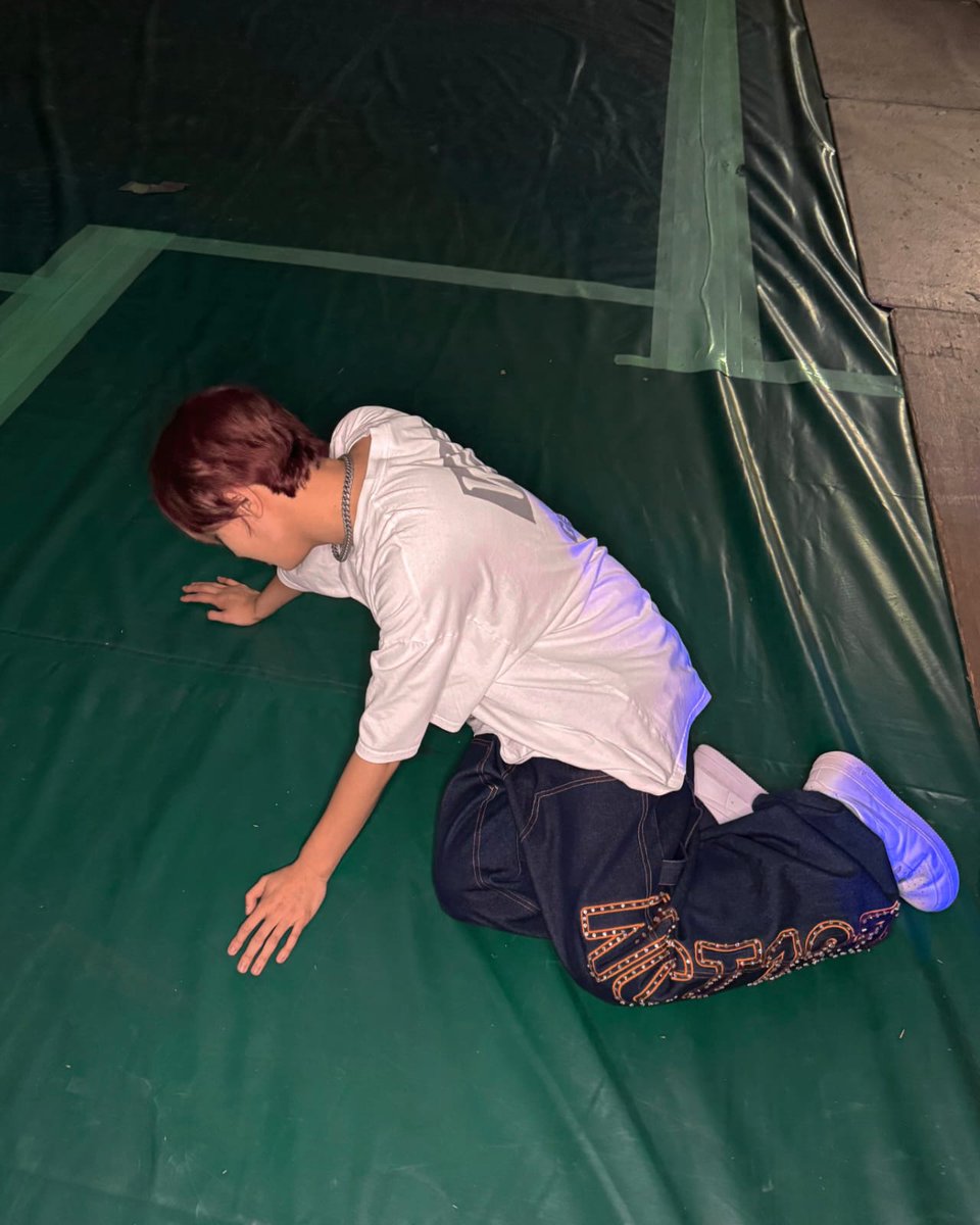 kuemahae's tweet photo. "hey, u okay?"                       "…..im okay" https://t.co/nZL9TDmlNL