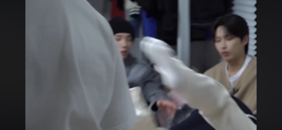 오늘 고잉셉 보는내내 아...이게 진짜면 사무치게 슬플 것 같고 허전할 것 같고 그냥 세븐틴 13명과 캐럿들 쭉 가면 좋겠다는 생각 하면서 보다가 마지막 수건장면에 관이 뒤로 넘어가는 것 보고 웃음 지었다는.......근데 다들 다툴 때 너무 살벌한거아니냐는........괜히 나까지 쫄았다는.....