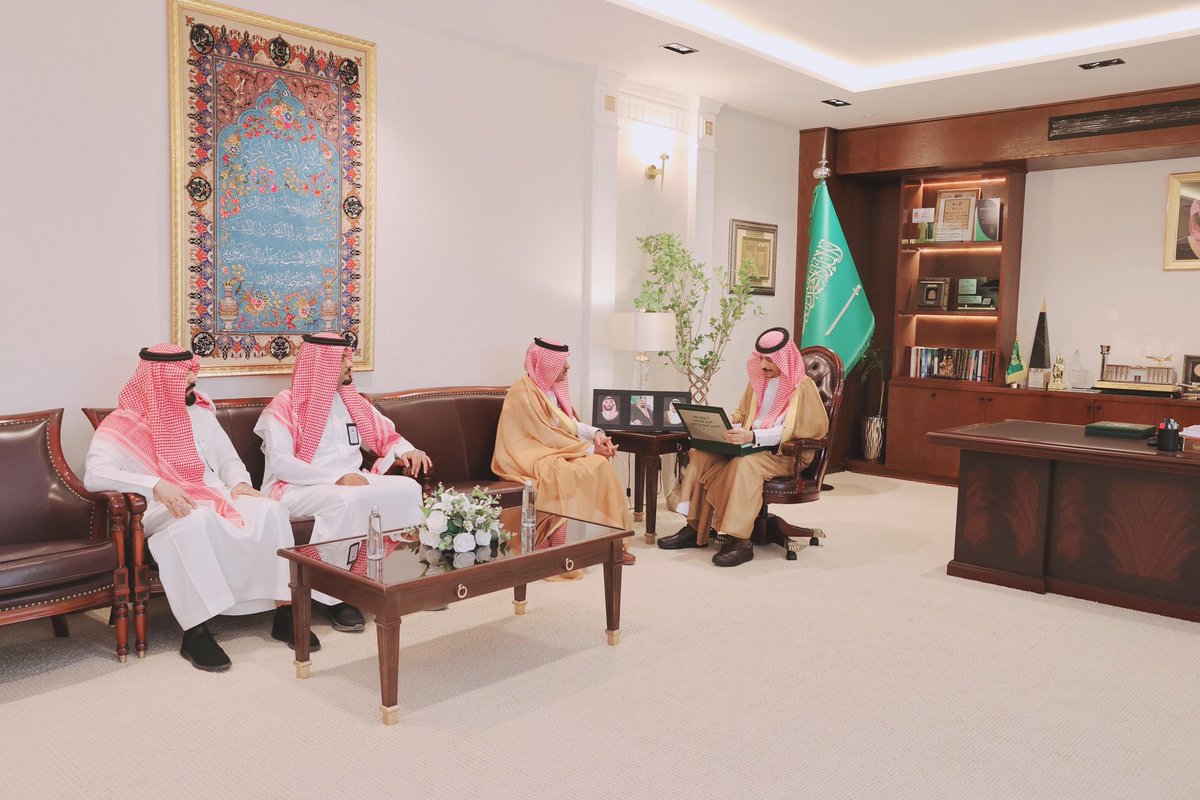 صاحب السمو  محافظ حفرالباطن الأمير عبدالرحمن بن عبدالله بن فيصل يستقبل مدير #فرع_وزارة_الصحة بـ #حفرالباطن ناصر بن راشد الصافي، مقدماً لسموه التقرير الاحصائي السنوي لصحة حفرالباطن لعام 2024 م