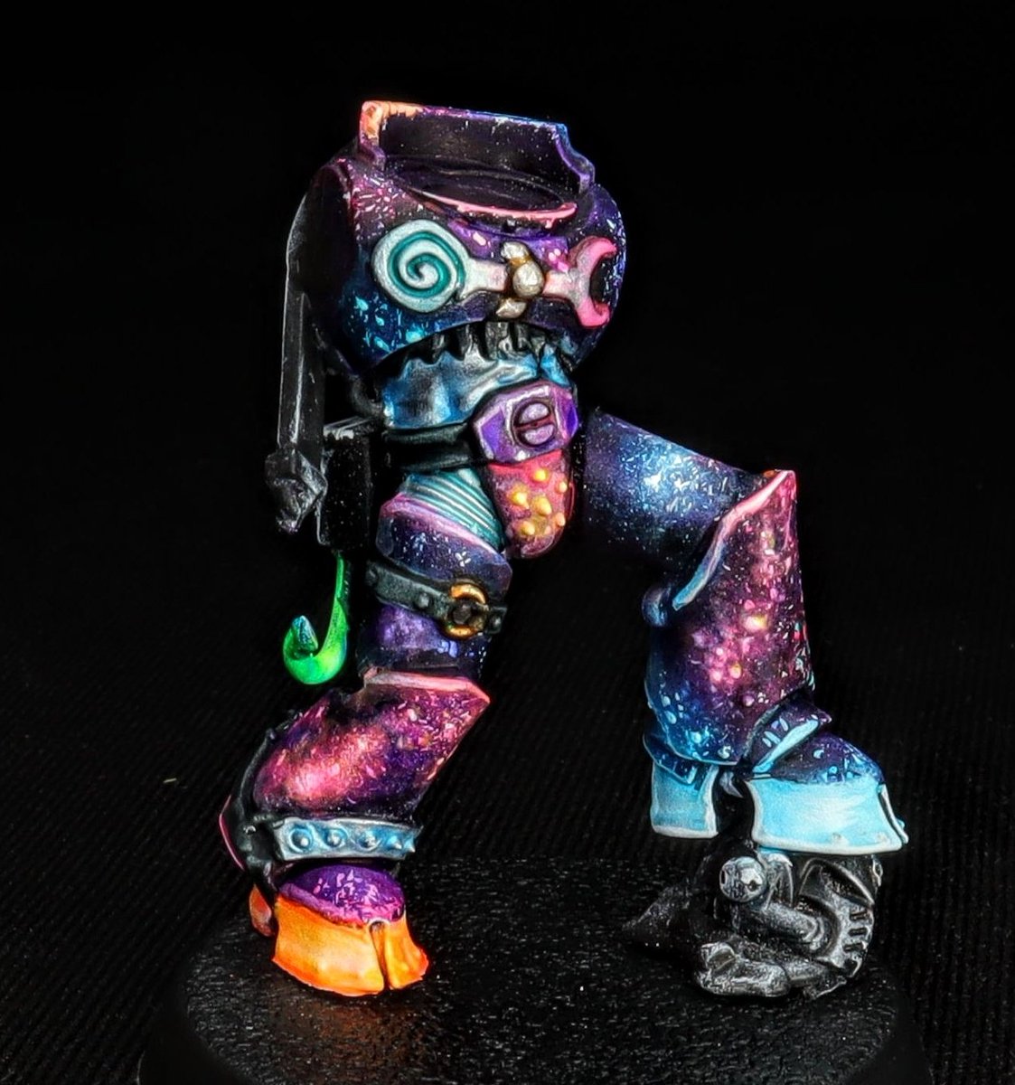 Don't mind me....nothing to see here...just WiP Wednesday nonsense 😆. Name that armless/headless miniature!

#paintingwarhammer40k #Warhammer40k #warhammmer #paintingwarhammer