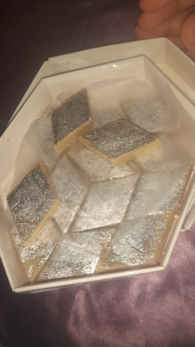 hijanhv's tweet image. My mom just got back from #nagpur and came with lots of sweets #kajukatli I just can&apos;t control myself 😭 

#pimples #acne #sugar #cravings