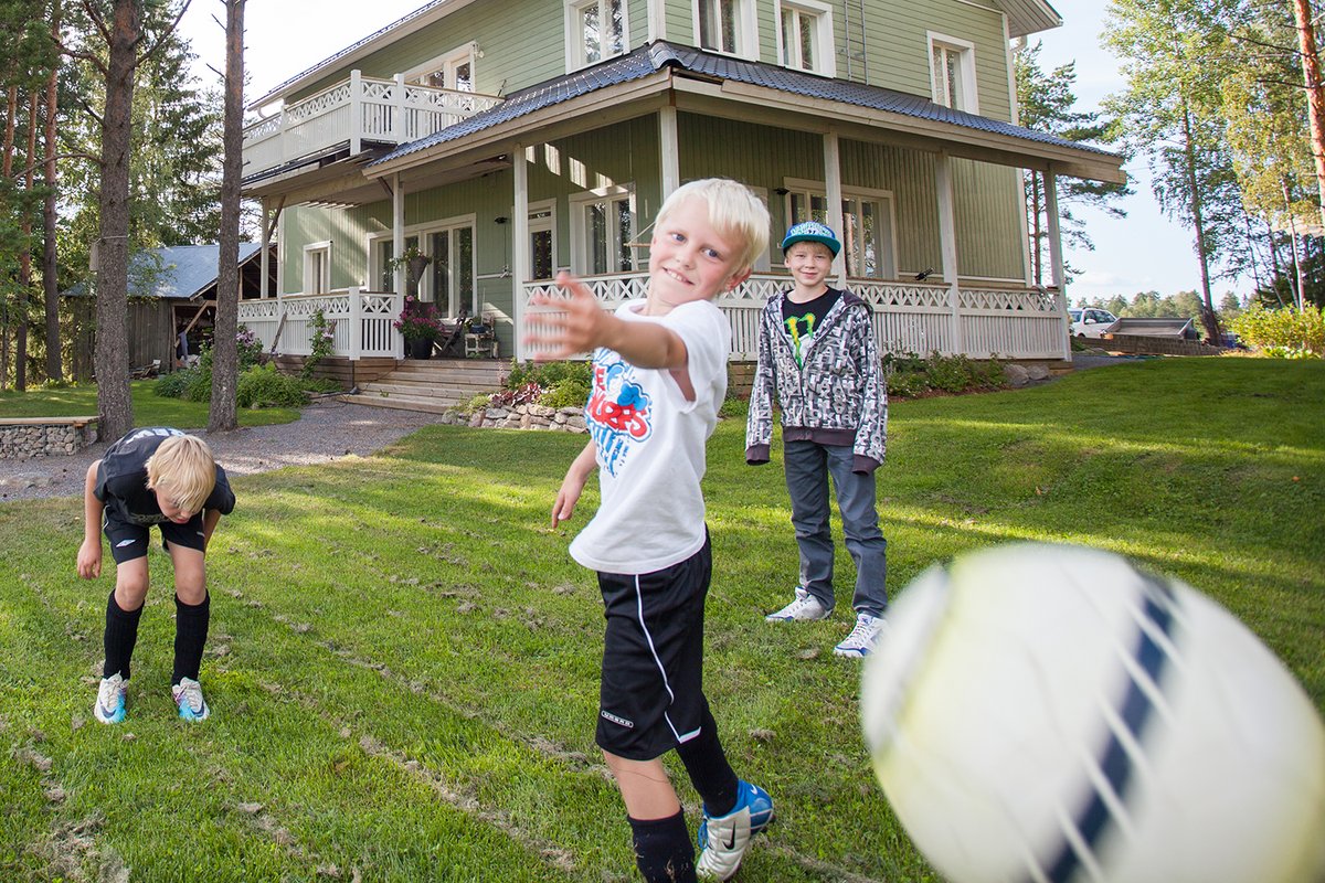 Omakotiliitto, <a href="/PTTryfi/">Pientaloteollisuus</a>  ja <a href="/Hirsikoti/">Hirsitaloteollisuus ry</a>  valitsivat vuoden pientalomyönteisimmät kunnat, ja tänä vuonna tunnustuksen saivat Lahti ja Valkeakoski. Paljon onnea molemmille kaupungeille! Lue koko uutinen: omakotiliitto.fi/uutiset/2025/0… <a href="/LahdenKaupunki/">Lahden kaupunki / City of Lahti</a> <a href="/Valkeakoski1923/">Valkeakoski</a>