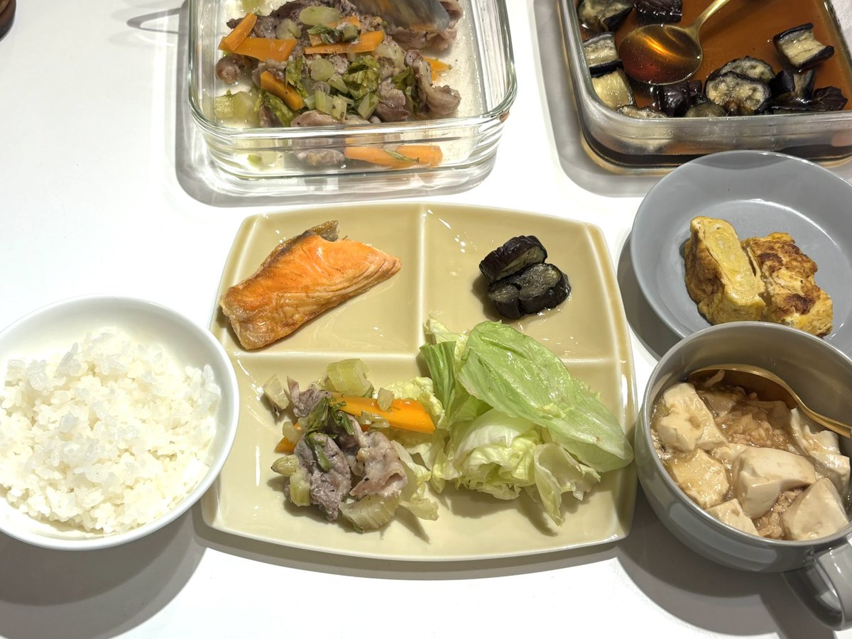 obakeusako's tweet photo. 今日は辛くない麻婆豆腐、セロリと豚肉の塩レモン炒め、茄子の揚げ浸し、しゃけ、卵焼き
などなど https://t.co/3zIOAWHyuK