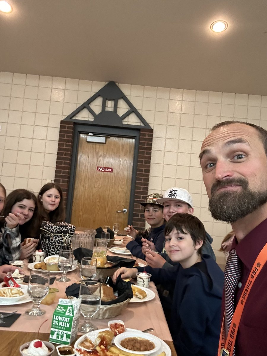 Our “Honor Roll” students earned “Lunch with the principal”! Congrats! 🍱#PRBTigers #GoTigers