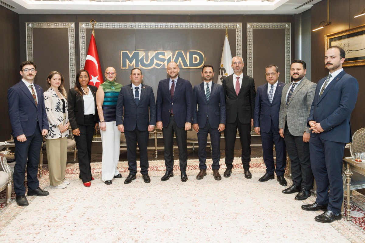Bugün, MÜSİAD Genel Merkezimizde, Venezuela Bolivar Cumhuriyeti'nin Ankara Büyükelçisi Sayın Freddy Molina ve heyetini ağırladık; iki ülke arasındaki ticari ve ekonomik ilişkileri değerlendirme imkânı bulduk.

Görüşmemizde; önümüzdeki dönemde karşılıklı iş heyetleri ile ticari