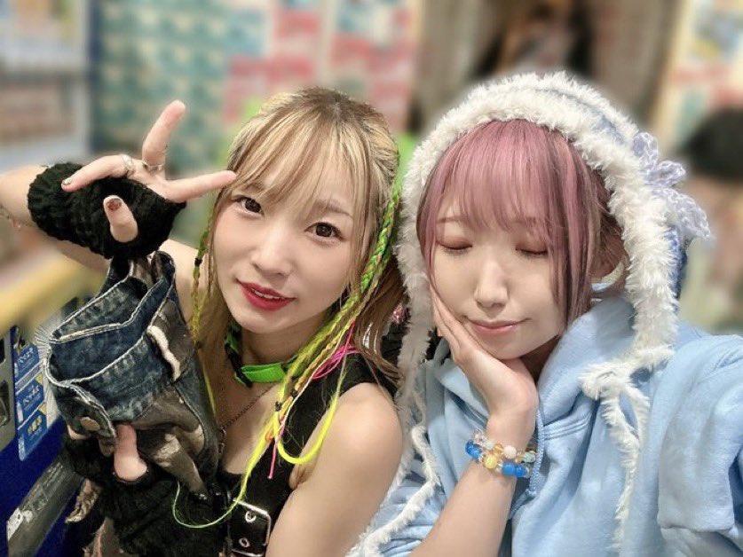 murasakisuda's tweet photo. 【#COSMOPARTY こぼれ話】
葉月の「霹靂」では、毎回会場を3つに分けるのですが、今回はシモテから「お」「ば」…そして、俺のいるカミテは「ら」かと思いきや、まさかの
「らりょう」
Mーやさんと一緒にニヤニヤしつつスクワットしてましたw
#小原涼生誕祭2025 https://t.co/GnFkFhhBxR