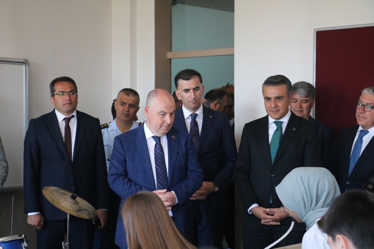 CardakKaymakami's tweet photo. Valimiz Sn. Ömer Faruk ÇOŞKUN, Kaymakamımız Sn. Levent KÜÇÜK ile birlikte ilçemizdeki Çardak Çok Programlı Anadolu Lisesine ziyarette bulundu. https://t.co/zKgHo7kKtr