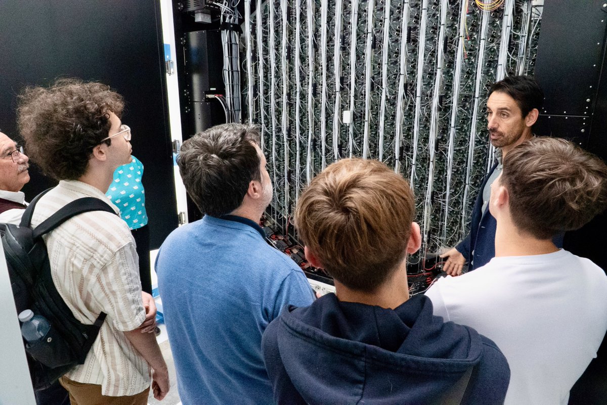 IAC_Astrofisica's tweet photo. 🌌👩💼👨🔧 El IAC se ha sumado a la Semana de la Administración Abierta #SAA2025 con jornadas de puertas abiertas en su sede central y en #IACTEC
Decenas de personas conocieron nuestra investigación, desarrollos tecnológicos y cómo exploramos el Universo 🔭
👉 https://t.co/xoktCVLdTP https://t.co/343VbVnkqq