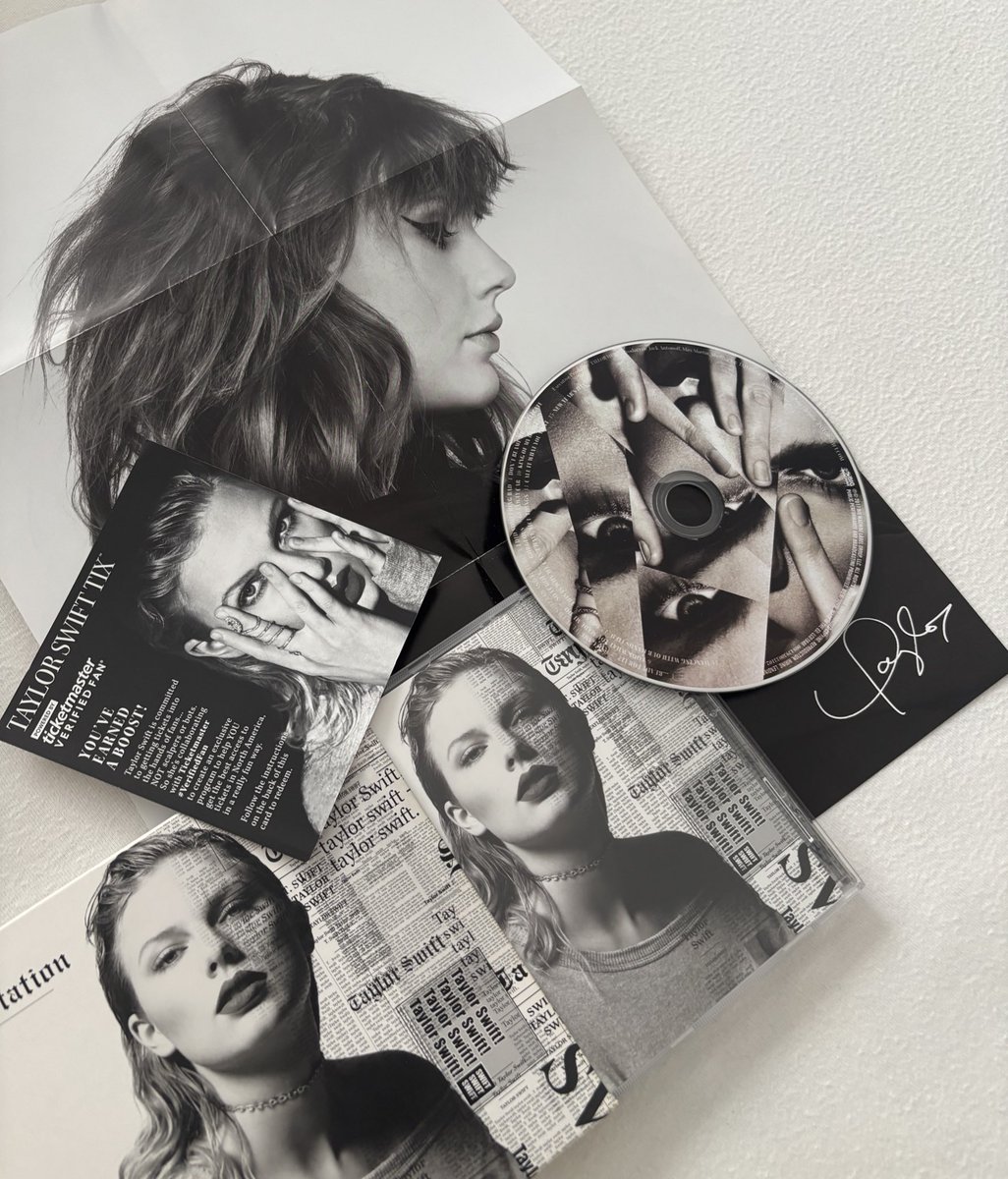 claudisstyle13's tweet image. Our secret moments in a crowded room,
they got no idea about me and you 🖤

Can‘t wait to add reputation tv to my cd collection! What do you think the cover and cd will be looked like? ✨🐍
#ReputationTaylorsVersion @taylornation13 @taylorswift13