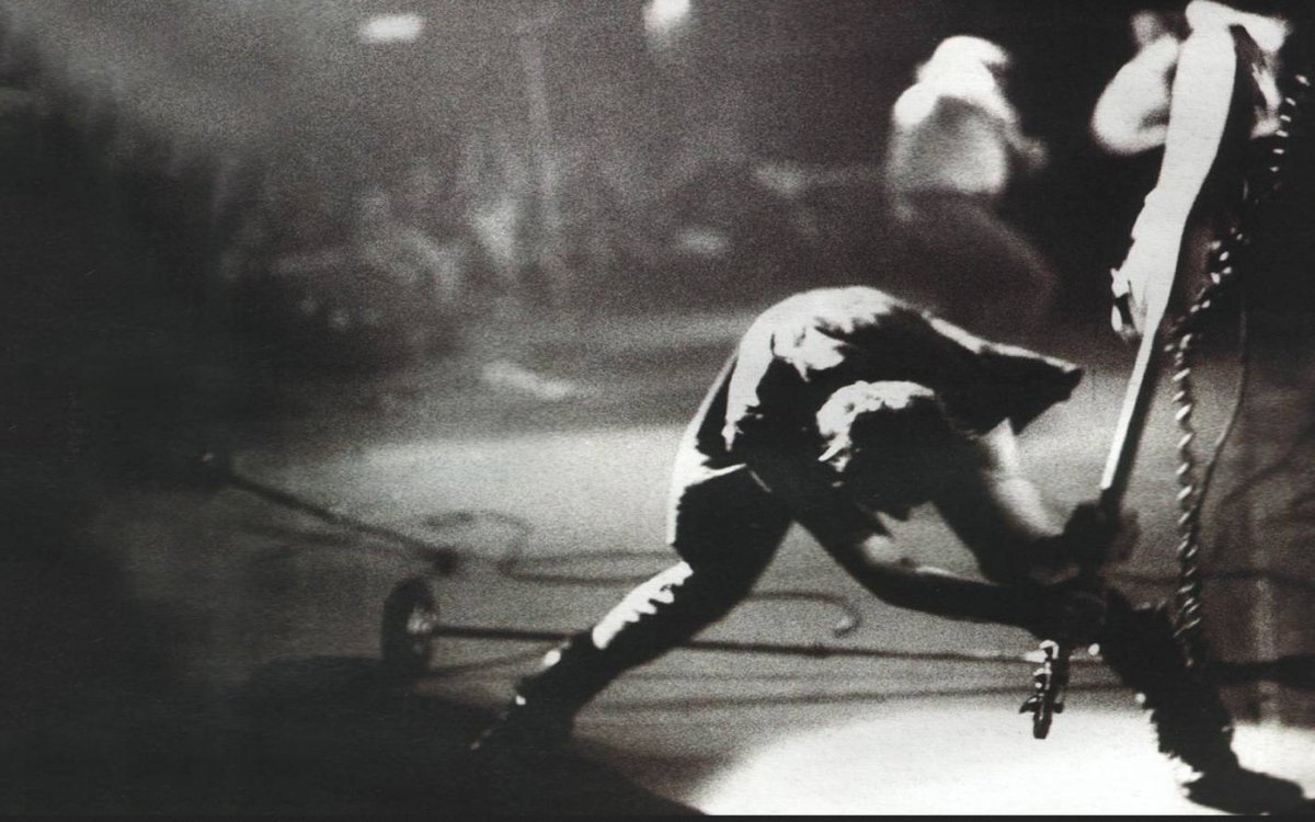 TheExtremeMusi1's tweet photo. In 1979, Paul Simonon of The Clash famously destroyed a bass guitar, an act immortalized as the cover of their album 'London Calling.' https://t.co/J3AYSnBvFS