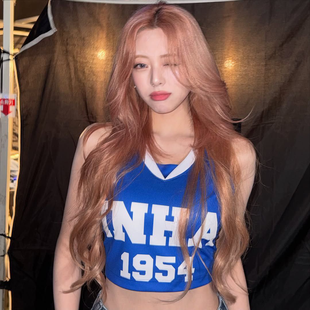 yunalshin's tweet photo. Don’t ask me how crowded it was in there. I was too busy serving looks and stealing hearts. Honestly, you could say they were cheering for me and just couldn’t look away! https://t.co/kKOdExXIuM