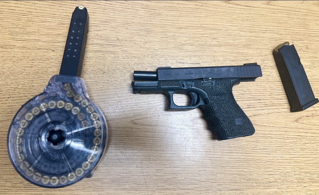 HCSO_D3Patrol's tweet image. Night shift units conducted a traffic stop and recovered this gun with a drum fed magazine.  Good work night shift!
