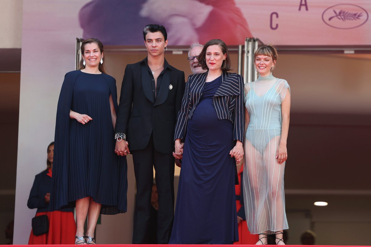 📸 La alfombra roja de #Romería en #Cannes2025 con Carla Simón, la productora María Zamora y todo el equipo (los actores Llúcia Garcia, Mitch, Sara Casasnovas, Marina Troncoso, José Ángel Egido, Tristán Ulloa, Miryam Gallego y Àngels Masclans)