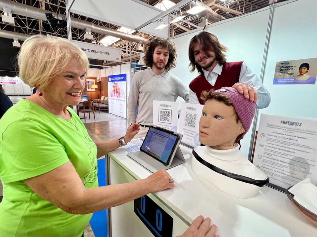 No necesitamos más pantallas.
Necesitamos más presencia.

Arkeo no sustituye.
No desconecta.
No te encierra en un algoritmo.

🧠Estimula.
🫱Acompaña.
📞Y cuando es necesario, conecta con una persona real.

#Arkeo #RobotSocial #Soledad #TechForGood #MadeInEurope #Prototype