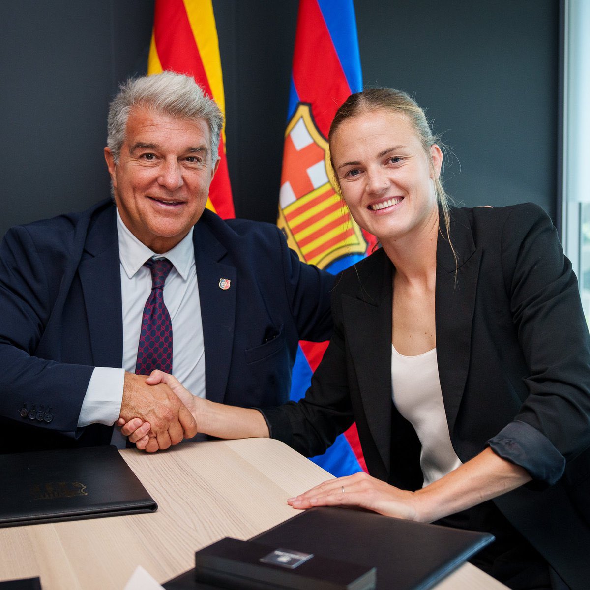 Oriol Alsina Anguís (@oriolalsina_) on Twitter photo Irene Paredes, sempre al meu equip🧱
El <a href="/FCBfemeni/">FC Barcelona Femení</a> tanca la seva renovació fins l’any 2027🔵🔴
La seva petjada dins i fora del camp parla per si sola. Peça vital que continuarà a Can Barça. Irene Paredes, sempre al meu equip🧱
El <a href="/FCBfemeni/">FC Barcelona Femení</a> tanca la seva renovació fins l’any 2027🔵🔴
La seva petjada dins i fora del camp parla per si sola. Peça vital que continuarà a Can Barça.