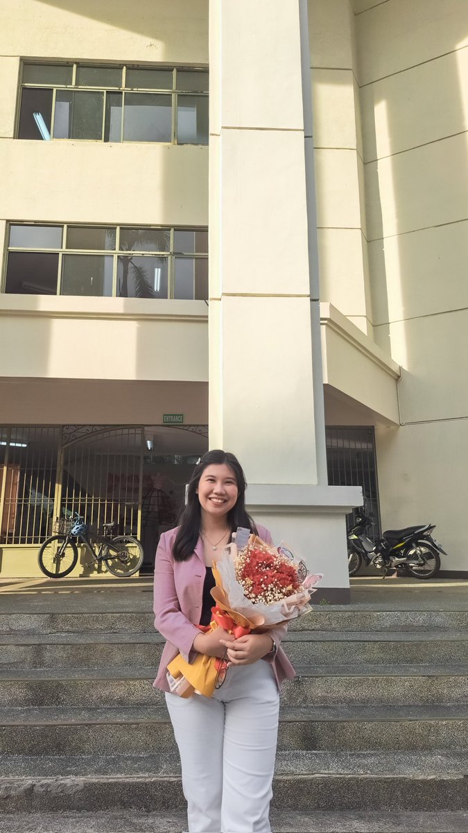 allanedesiree's tweet photo. Lagi nang umaawit mula Araneta hanggang UPLB! 🌸

Such a big challenge to work on an undergrad study about BINI, but I'm so glad it was successful! Thesis defended na! Maraming salamat sa musika at inspirasyon, @BINI_ph! 💗 https://t.co/EUvQDDh1BG