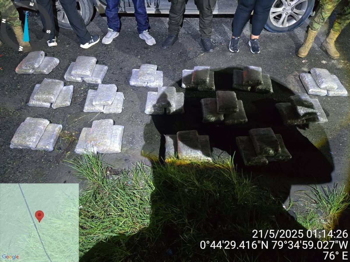 ecuadorprensaec's tweet photo. ¡Contundente acción en #Esmeraldas! 🚨 El Grupo de Inteligencia Militar “Pichincha” y la Policía Nacional incautaron 45 bloques de marihuana, un vehículo y celulares en #Chaflu. Un sospechoso fue detenido. 💪 La lucha contra el narcotráfico sigue fuerte en #Ecuador. 🛡️ https://t.co/UQ9LKJ6NW3