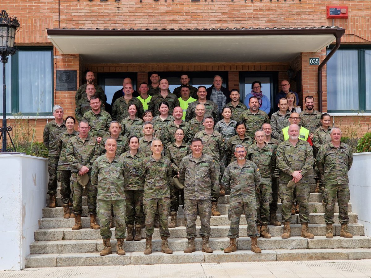 IGE_ET's tweet photo. El Teniente General #IGE, junto al #SUIGENOR, realizan visita de inspección a la Base Cid Campeador en Castrillo del Val,  #Burgos. La Unidad de de la Base USBA, destaca por su implicación y trabajo en beneficio de todos
 #somostuapoyo https://t.co/NwfHWUVh33