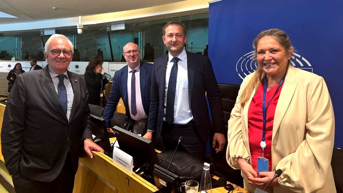 Federdoc (@federdoc) on Twitter photo EFOW accoglie proposta riforma settore #vino per sovrapproduzione e cambiamenti climatici.Apprezza misure rinuncia a diritti impianto, supporto a #sostenibilità #enoturismo. Chiede chiarimenti su limitazioni e finanziamenti. Pres. <a href="/Ricci_Curbastro/">Ricci Curbastro</a> sottolinea impegno <a href="/CHansenEU/">Christophe Hansen</a> EFOW accoglie proposta riforma settore #vino per sovrapproduzione e cambiamenti climatici.Apprezza misure rinuncia a diritti impianto, supporto a #sostenibilità #enoturismo. Chiede chiarimenti su limitazioni e finanziamenti. Pres. <a href="/Ricci_Curbastro/">Ricci Curbastro</a> sottolinea impegno <a href="/CHansenEU/">Christophe Hansen</a>