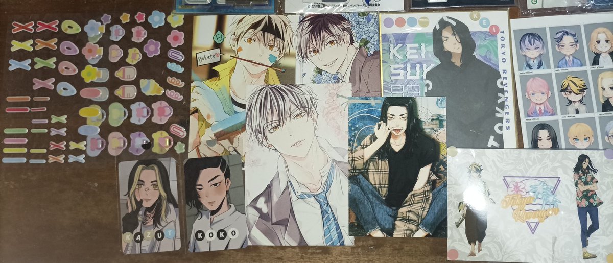 ernvsy's tweet photo. Gaiss aku mau wts merch aku soalnya udah ga ada tempat 
-Fuwakororin Baji M &amp; S
-Potakororin Baji S
- Standee Baji
- Postcard Bokuto by @/ygintam 
-Photocard Koko &amp; kazutora by @/6baji 
-Shiki Shiki Baji
- Komik Moriarty The Patriot vol 1-11
#wts #jpmerch https://t.co/oMAIOX7Lqm