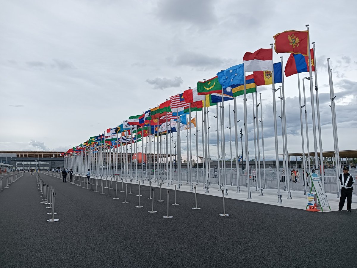 今日万博に行ってきた❤️💙
13時前でも東ゲートは長蛇の列みたいだったけど西ゲートは閑散としていて待ち0ですぐ入場できた🤫たまたまオランダ館の前を通ったときにちょうどエスカレーターからオランダ国王👑🇳🇱が降りてきて至近で👀👋
ひと通り雰囲気を味わって楽しかったし行って良かった☺️👍️