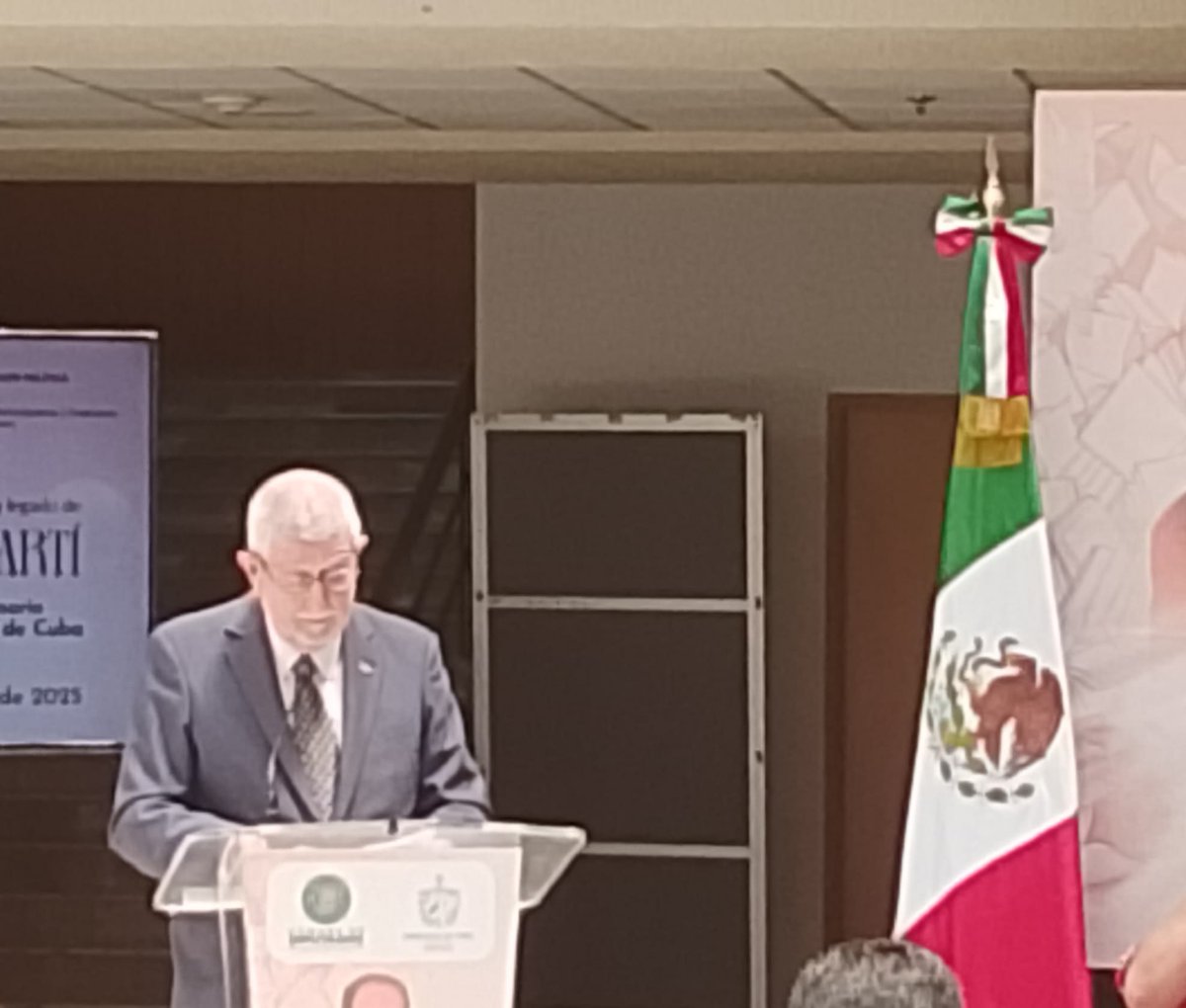 Acto de reactivación de la cátedra José Martí en la universidad nacional autónoma de México <a href="/UNAM_MX/">UNAM</a> y homenaje al Héroe cubano en 130 aniversario de su caída en combate #DeCaraAlSol
Con la presencia del Embajador de #Cuba en #Mexico , Marcos Rodríguez