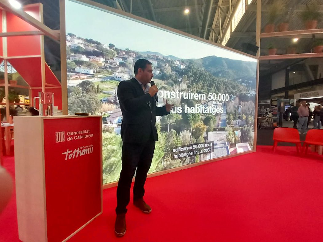 🏗️Avui som a #construmat obrint la porta dels nostres boscos al sector de la construcció.

🪵 La fusta i el suro són els únics materials constructius d'origen renovable de Catalunya i han de ser claus en la descarbonització en la construcció i la millora de la sostenibilitat.