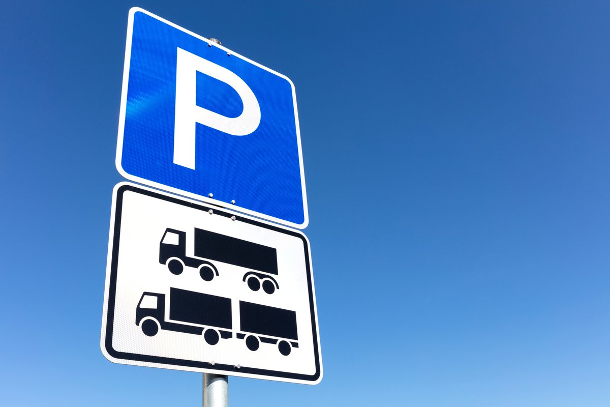 Vandaag overhandigen vrachtwagenchauffeurs met TLN, <a href="/FNV/">FNV</a>  en <a href="/vakbond/">CNV</a> het Verbeter-P-lan Vrachtwagenparkeren aan 5 provinciehuizen om aandacht te vragen voor het groeiende #tekort aan veilige, toegankelijke en hygiënische #parkeerplaatsen.

➡️tln.nl/actueel/chauff…