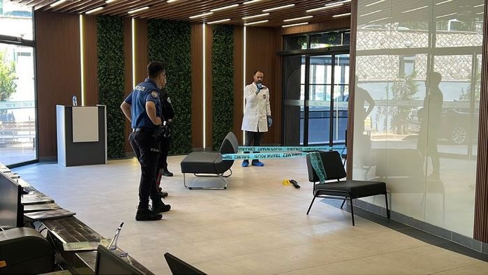 #SONDAKİKA
Kahramanmaraş'ta özel bir hastanede tıbbi sekreter olarak çalışan kadın, ayrıldığı eşi tarafından pompalı tüfekle vurularak öldürüldü.