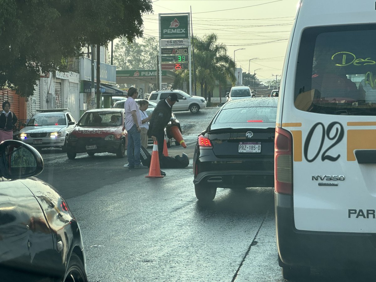 RICTELLEZ's tweet photo. #Vialidad Accidente Av Michoacan en dirección vías del tren, motociclista es atendido por un personal de vialidad ee la SSP, tome sus precauciones https://t.co/6gCSnyvk91