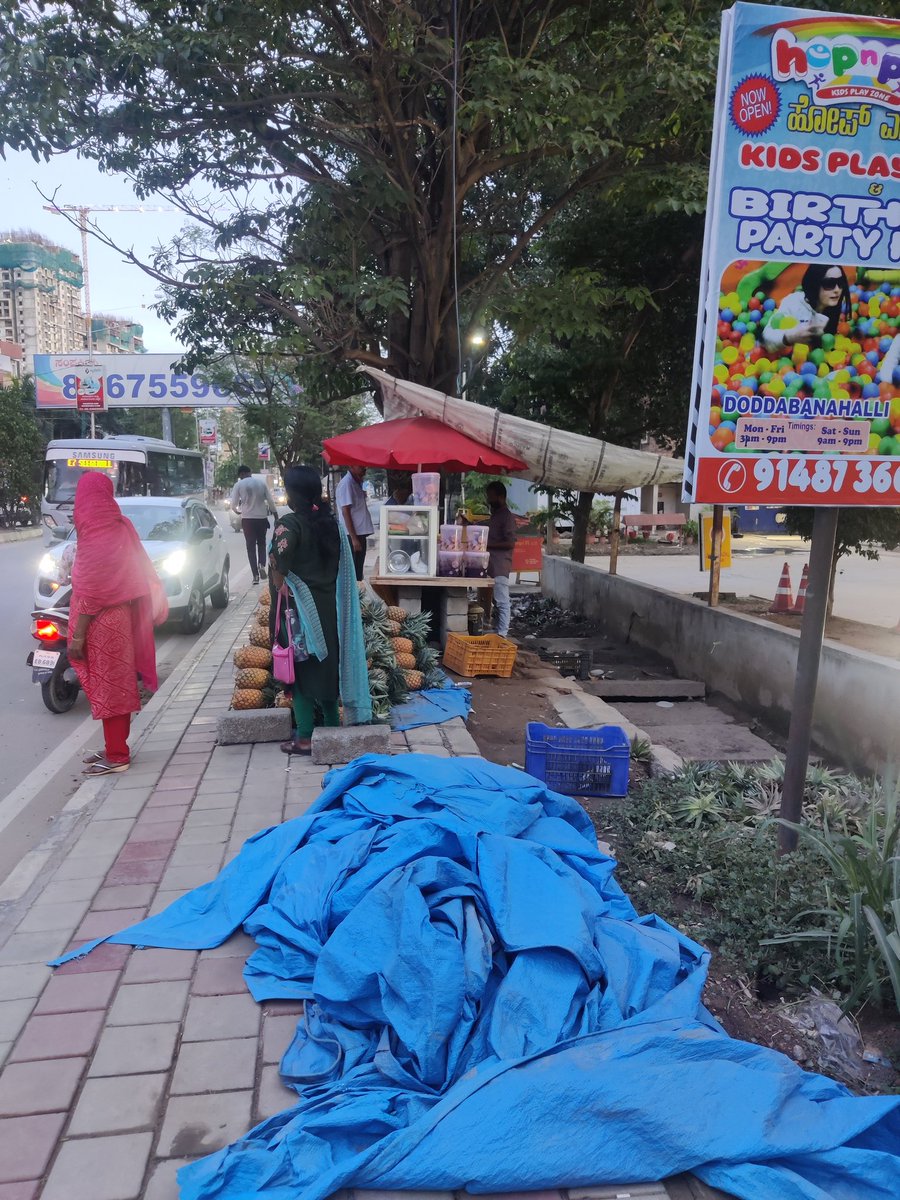 r_pratesh's tweet photo. road side vendors have occupied most of the footpath in front of Seegehalli shell bus stop.. people waiting for bus occupy the rest of footpath.. so there's hardly any place for pedestrians. Plz clear the street vendors occupying the footpath
 @wftrps @ICCCBengaluru @BBMP_Cares https://t.co/yT3iheN8xo