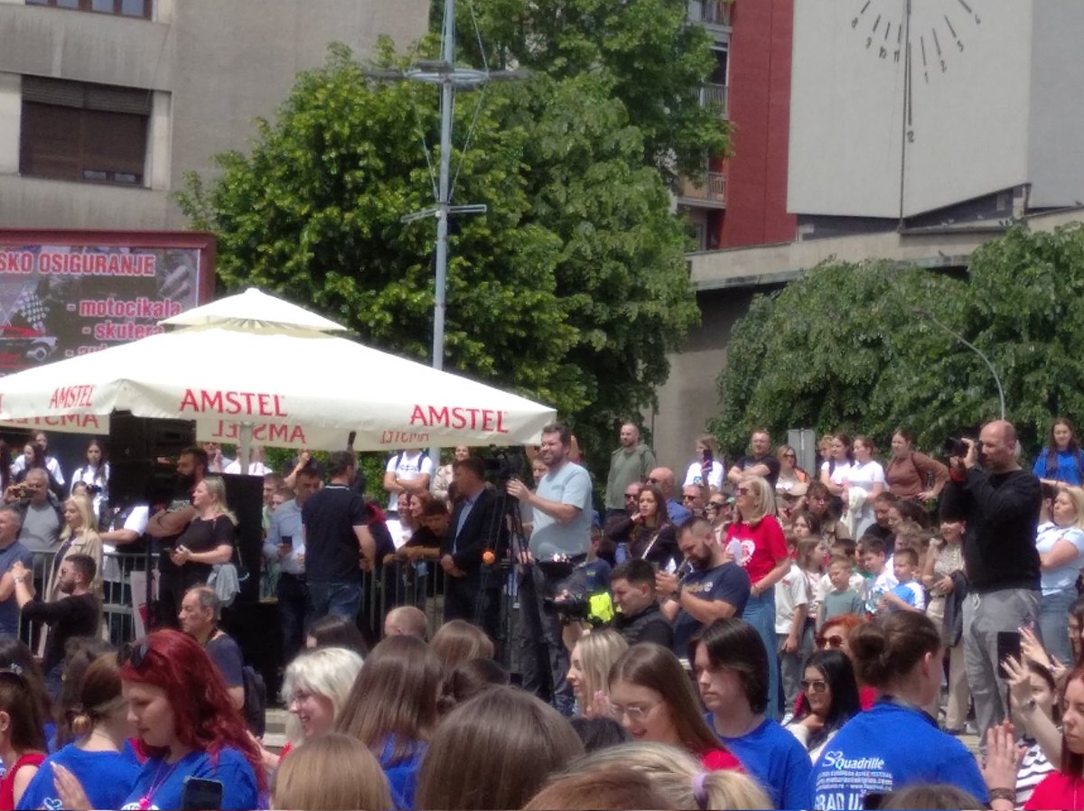 profusjadibedus's tweet photo. Užički gimnazijalci odbili da obuku majice koje im je dao Grad za Maturantski ples jer su crvene i plave kao logo sns. Zato su ostali u svojim belim na kojima je pisalo: Kad porastem, biću student!
Usput se pumpalo, skakalo, a glavnom ćaciju nije bilo dobro kad im se obratio. https://t.co/ZaYvW5KUMp