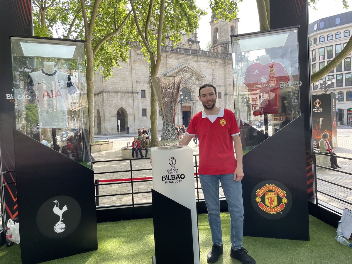 Keeping it warm for you <a href="/B_Fernandes8/">Bruno Fernandes</a> #MUFC #Bilbao #EuropaLeagueFinal