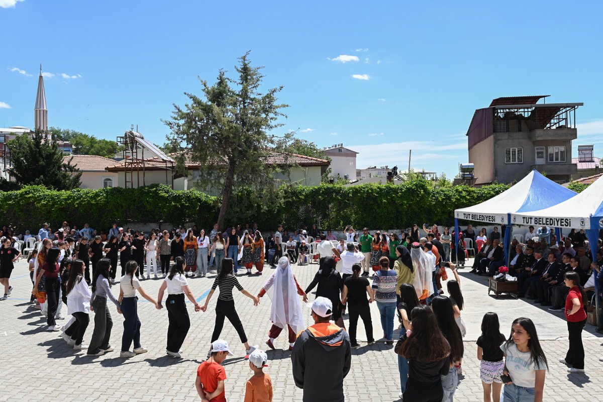 Tut Çok Programlı Anadolu Lisesi olarak, 19 Mayıs Atatürk'ü Anma, Gençlik ve Spor Bayramı'nı Şehit Mahmut Kayan Okulunda büyük bir coşku ve gururla kutladık. Gazi Mustafa Kemal Atatürk'ün gençliğe armağan ettiği bu anlamlı günde, öğrencilerimizin heyecanına ortak olmak, onların