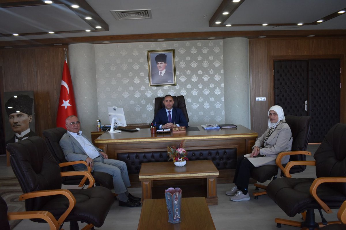 Şehidimiz Fikret Özer’in ilçemizde ikamet etmekte olan kıymetli annesi Nevriye Özer  ve babası Celal Özer; Kaymakamımız Sayın Kemal Yıldız’ı makamında ziyaret ettiler.