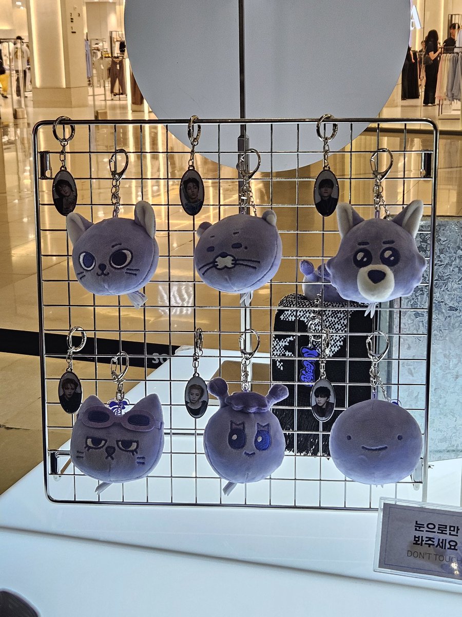 보이넥스트도어 NO GENRE 팝업 
☆250521
Who might be the second member of my bias line ... 🥸🤔

#BOYNEXTDOOR #보이넥스트도어 #BND
#No_Genre #No_Genre_POPUP_STORE
#사운드웨이브 #태산 #TAESAN