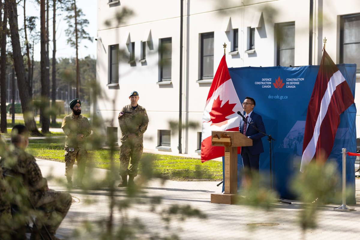 AizsardzibasMin's tweet photo. Militārajā bāzē “Ādaži” atklāta ceturtā kazarmu ēka, kas paredzēta NATO daudznacionālās brigādes karavīru izmitināšanai. Četru kazarmu ēku būvniecībā Kanāda ieguldījusi 18,5 milj. eiro. Kopā tajās varēs izmitināt 600 karavīrus.

Plašāk: https://t.co/rkP7JLmcv1

📷 Gatis Dieziņš https://t.co/qdLIHIV3E2