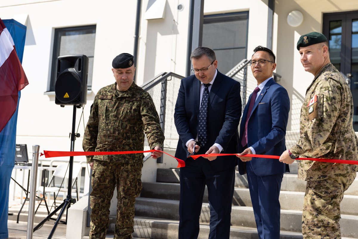 AizsardzibasMin's tweet photo. Militārajā bāzē “Ādaži” atklāta ceturtā kazarmu ēka, kas paredzēta NATO daudznacionālās brigādes karavīru izmitināšanai. Četru kazarmu ēku būvniecībā Kanāda ieguldījusi 18,5 milj. eiro. Kopā tajās varēs izmitināt 600 karavīrus.

Plašāk: https://t.co/rkP7JLmcv1

📷 Gatis Dieziņš https://t.co/qdLIHIV3E2